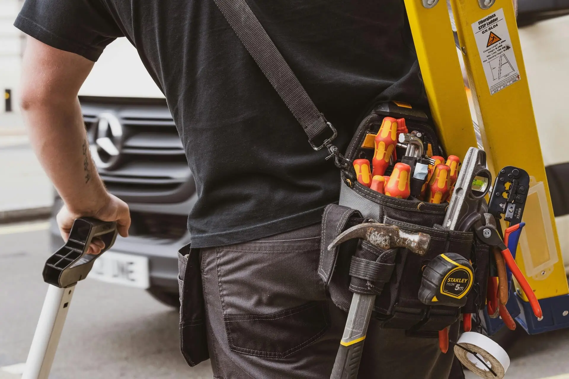 Lavoratore con i suoi strumenti di lavoro